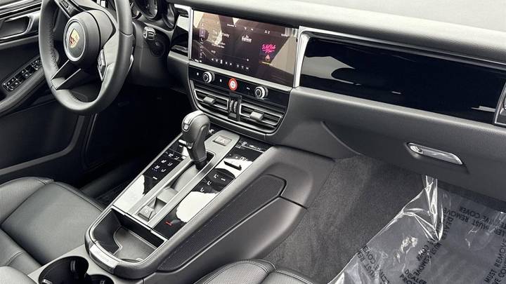 2025 Porsche Macan AWD